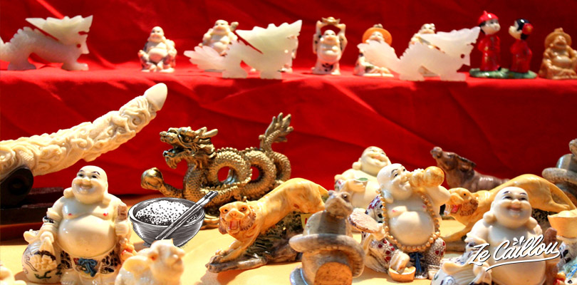 Figurines de dragons, lapin, coq, tigre, qui représentent les signes de l'astrologie chinoise