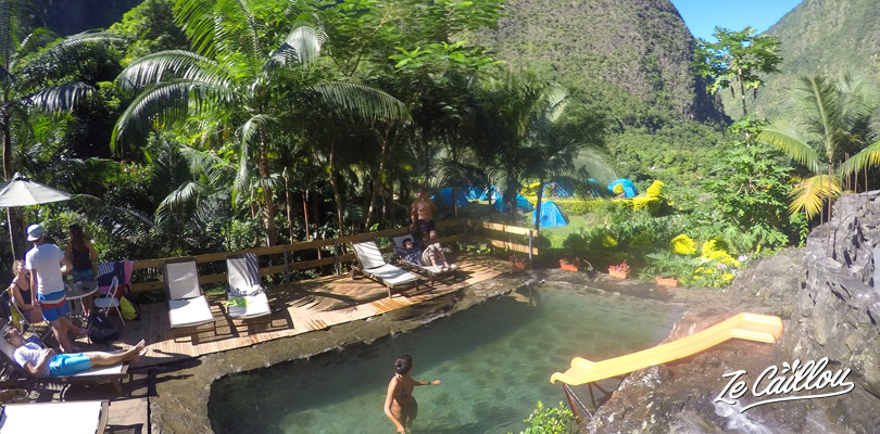 La piscine de pierres naturelles avec ses hamacs et cocotiers