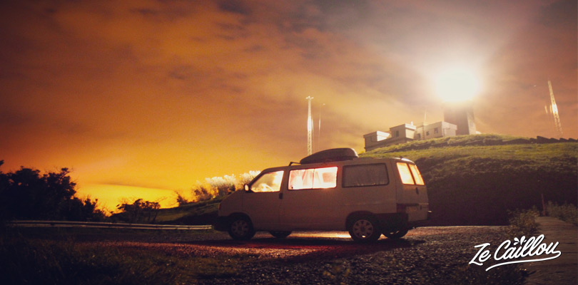 Dormir avec son van au pied du phare de machichaco, près de Mundaka sur la côte nord espagnole