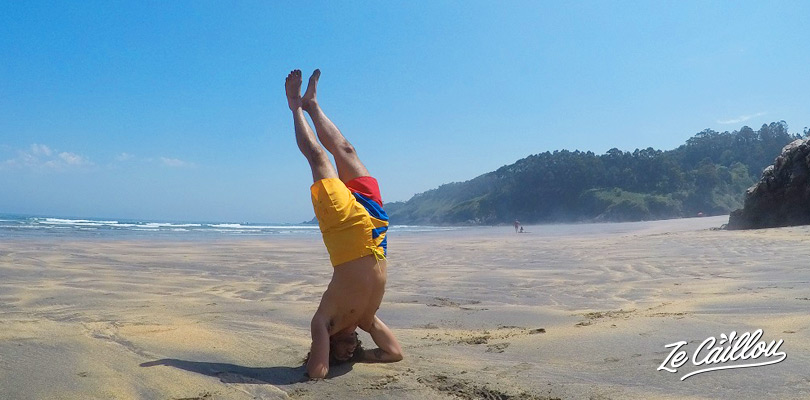 Session de yoga sur la plage de surf de Otur en Asturie dans le nord de l'espagne