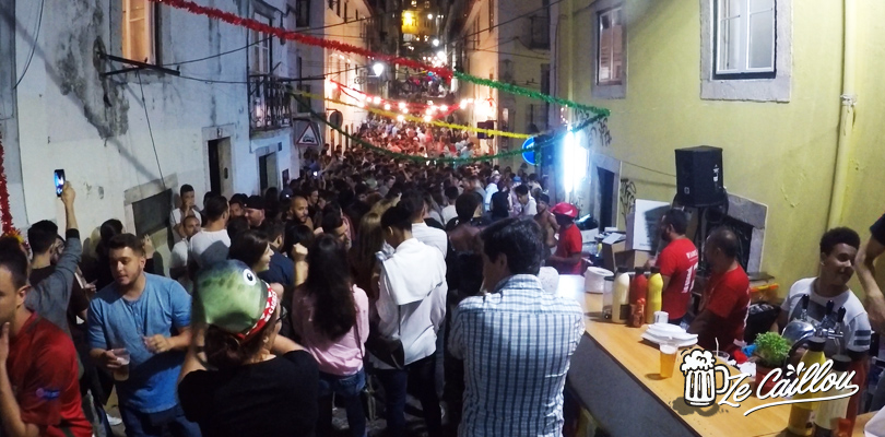 Ambiance festive et bon enfant lors des fêtes de rues dans le quartier branché du Bairro Alto à Lisbonne