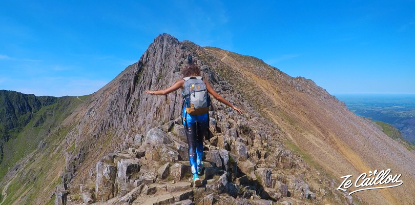 Marcher sur l'arrête (peigne rouge) du sentier Crib Goch lors de l'ascension du plus haut sommet du Pays de Galles
