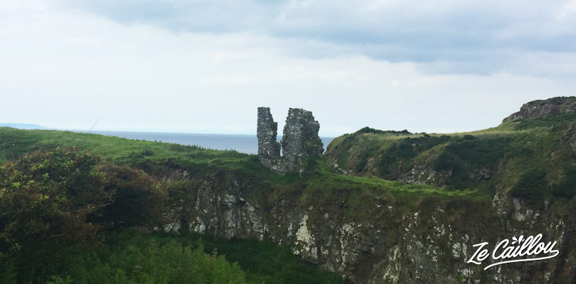 La ruine du château Dunseverick à mi-chemin de la randonnée de Carrick-a-rede à la Chaussée des Géants