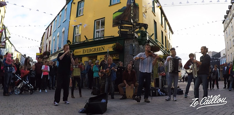 Enjoy the performance of an irish music group in the streets of Galway, Ireland