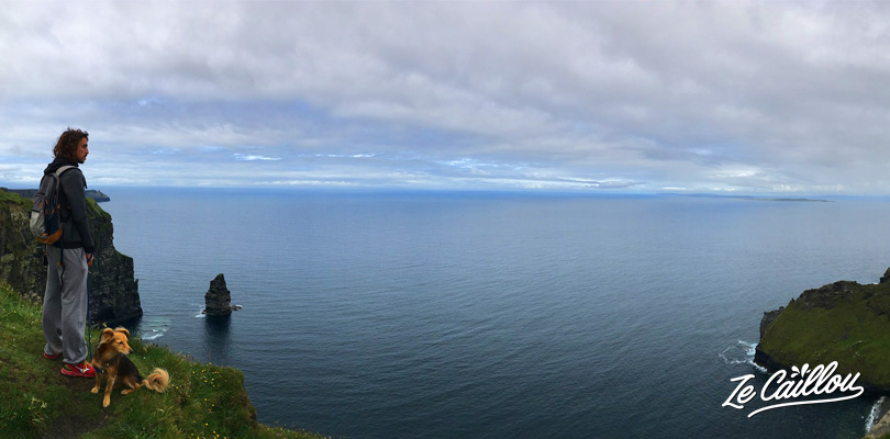 Marcher en rebord de falaise avec les merveilleux paysages de Cliffs of Moher en Irlande