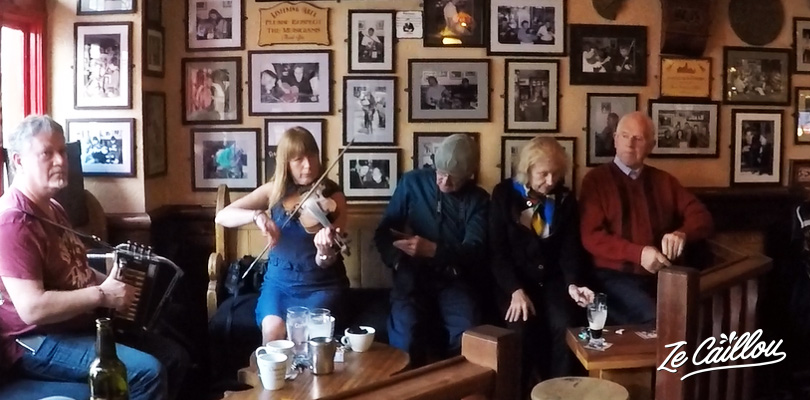 Un groupe de musique irlandais en live dans un pub à Galway