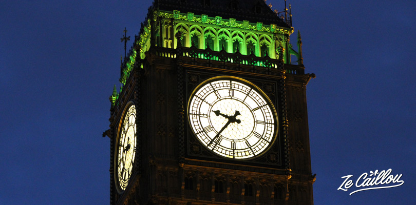 Prendre l'incontournable horloge Big Ben à Londres dans le quartier de Westminster.