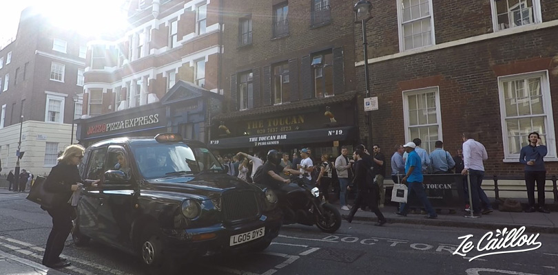 Prendre un taxi face à un pub anglais dans le quartier de Londres.