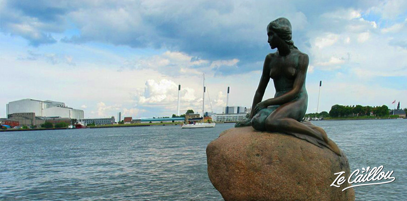 Rendre visite à la petite statue de la petite sirène au Nord de Copenhague au Danemark.