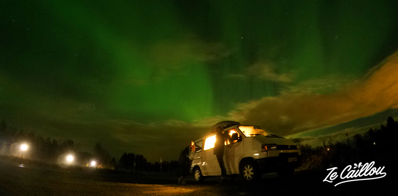 Observer les aurores boréales en Laponie pendant notre roadtrip en van en Europe.