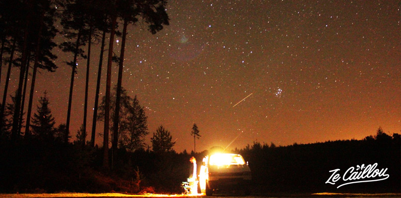 Faire un BBQ et un camping en pleine nature sous un ciel étoilé en Suède.