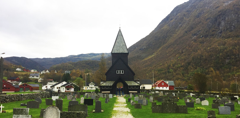 Visiter l'église en bois debout et ses portes sculptées en Norvège à Roldal