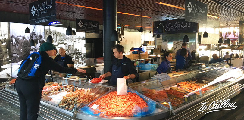 Le marché aux poissons et dees produits de la mer sur le petit port de Bergen en Norvège