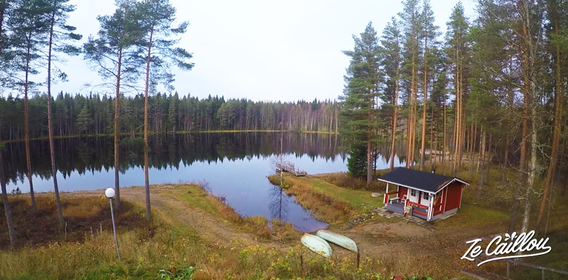 Vue sur le lac et sauna traditionnel depuis notre cottage finlandais à Kajaani en Finlande