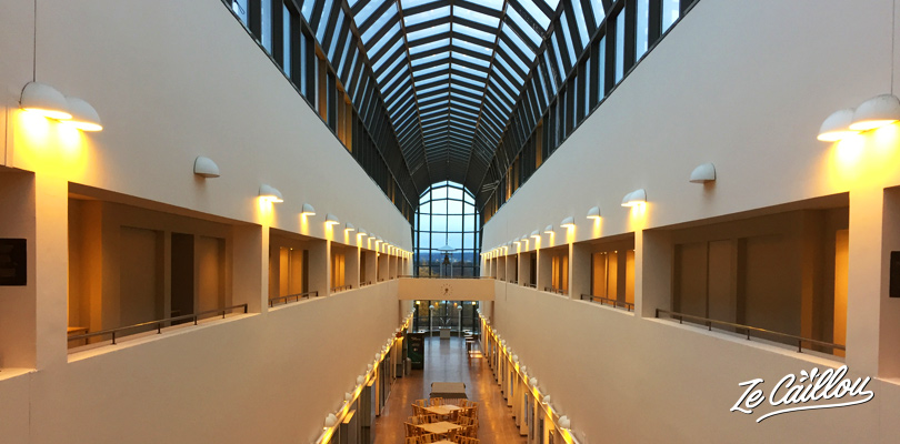 Le grand et long hall du musée Arktikum à Rovaniemi en Finlande