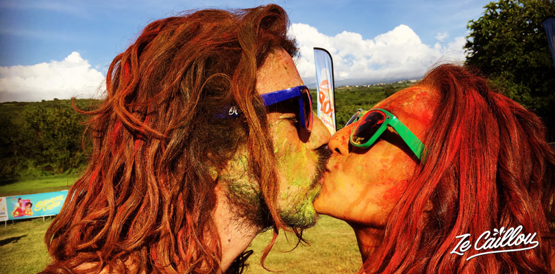 Un baiser amoureux tout en couleur après la course colorée Seigneurie Colors.