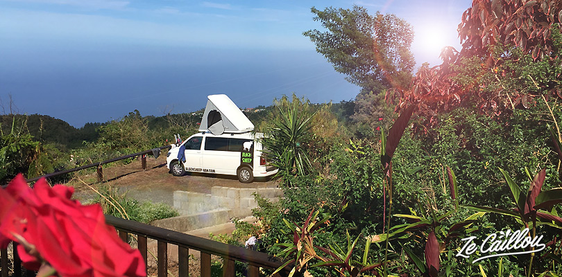 Le van sur le parking de l'auberge Écorce Blanc au Tévelave à la Réunion.