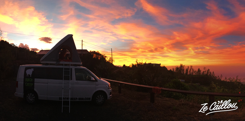 Merveilleux lever de soleil lors de notre roadtrip en van à la Réunion.