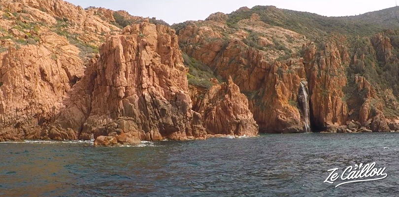 Les incroyables parois rocheuses de la réserve naturelle de Scandola et Capo Rosso en Corse.