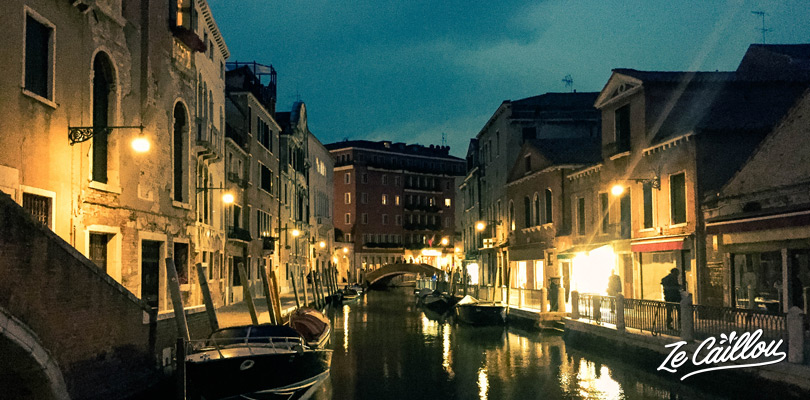 De nuit, la ville italienne de Venise a un charme fou.