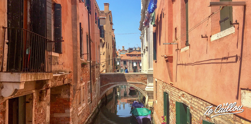 Il est tout a fait possible de visiter l'île principale de Venise à pied en 1 journée.