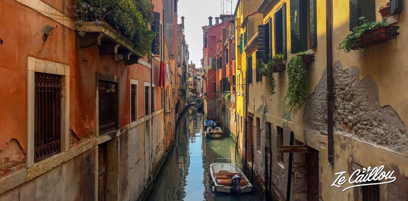 Les magnifiques petites ruelles au coeur de l'île de Venise en Italie.