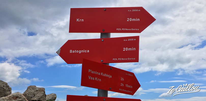 Panneaux indicatifs entre le mont KRN et le mont Botagnica dans le parc national Triglav.