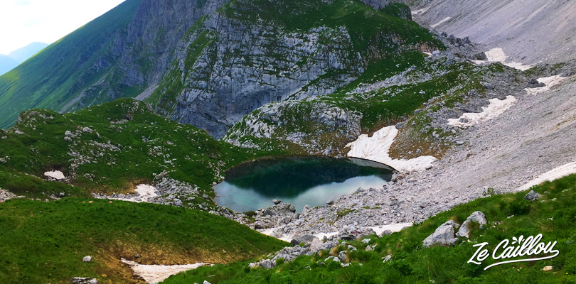 Lac Luznici Jezero lors de la boucle de randonnée du Mont KRN dans le parc Triglav en Slovénie.