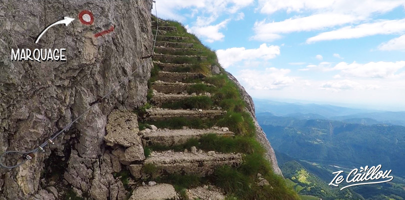Les escaliers en pierre le log de la falaise en montant le sommet Botagnica à KRN.