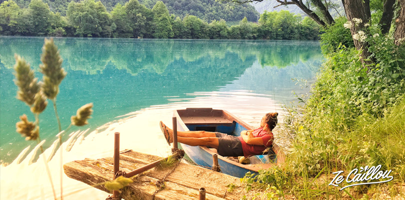 La couleur du lac de Most na Soci en Slovénie est d'un bleu qui semble irréel.