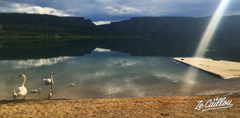 Le décor lorsque l'on ouvre la porte du van devant le lac Visovac en nord de KRKA en Croatie.
