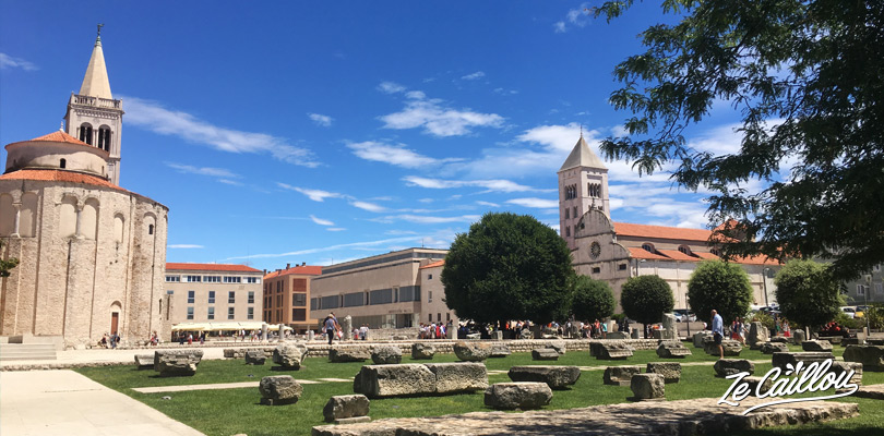 Place centrale de Zadar et sur la gauche la cathédrale de Sainte-Anastasia pour une vue panoramique de la ville.