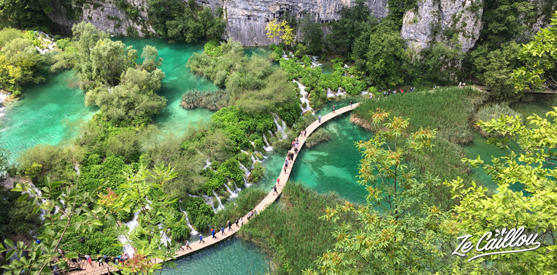 Découvrir le magnifique site de Plitvice, ses lacs turquoise et cascades incroyables.