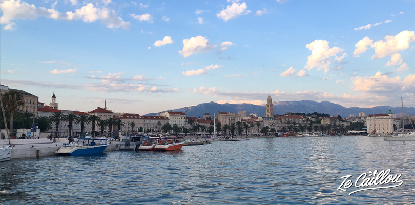 Front de mer de Split, sur la côte adriatique de Croatie lors d'un road trip en van.