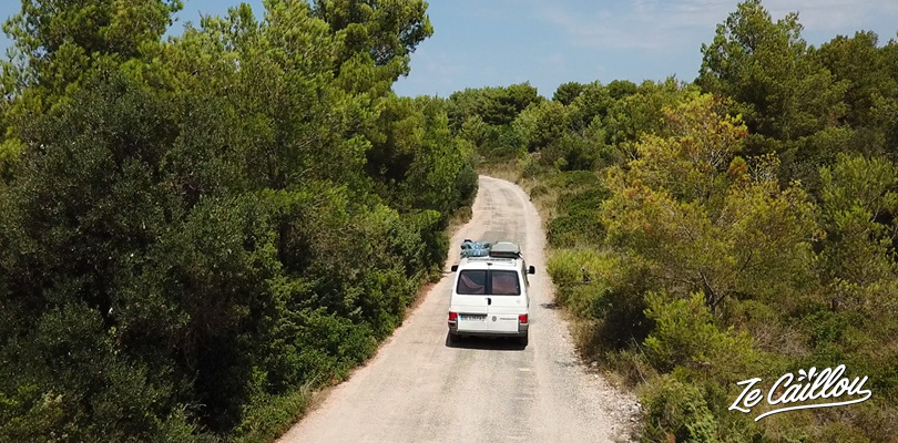 Petite route non bitumée sur l'île de Brac en van en Croatie.