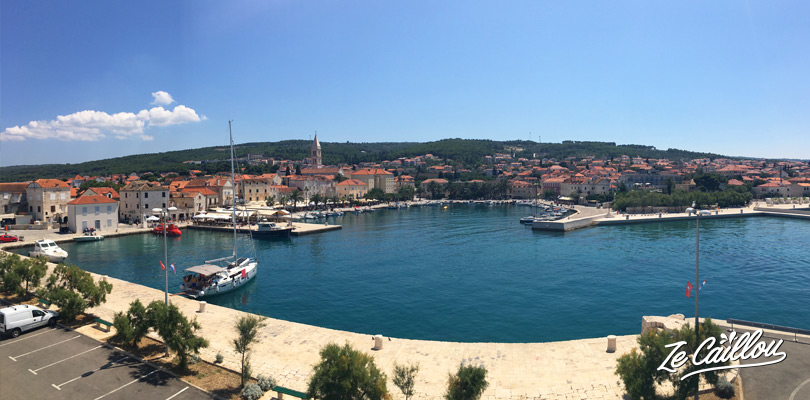 Le port de Sumartin, petite ville de Croatie découverte en road trip sur Brac en van aménagé.