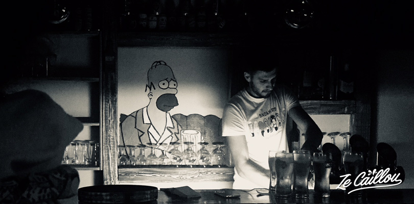 Le Homer Pub à Niksic dans le centre du Monténégro lors d'un voyage en van.