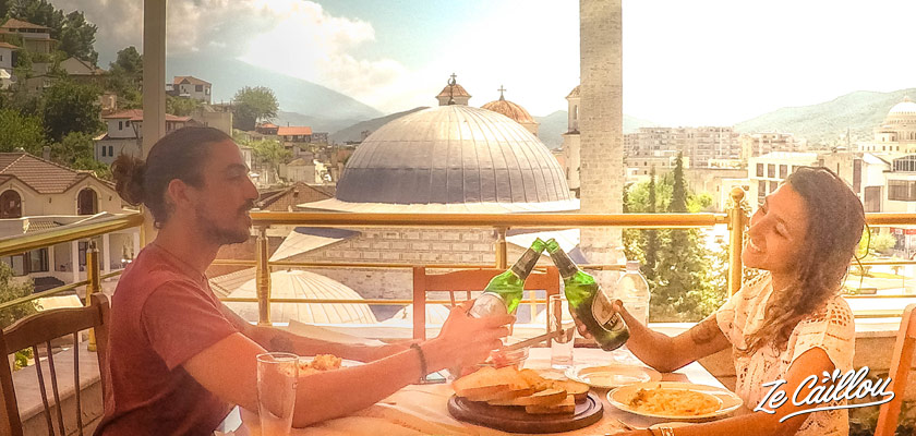 Manger avec une superbe vue à l’hôtel restaurant Pasarela à Berat en Albanie lors d'un road trip en van.