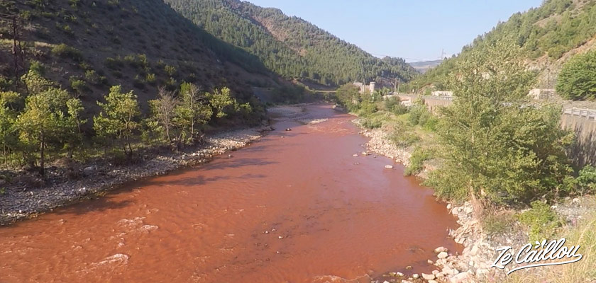 La rivière couleur rouge, terre, dans le centre de l'Albanie lors d'un road trip en van.