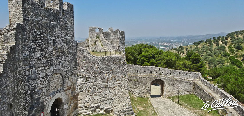 La citadelle d'Elbasan en Albanie, avec son chateau, la tour de l'horloge, la mosquée du roi, road trip en van.