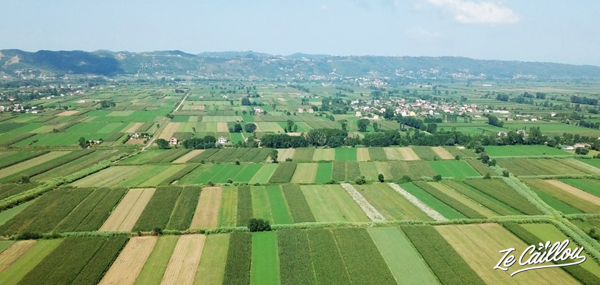 Les champs face à l'air de camping car proche de Tirana, road trip en Albanie en van.