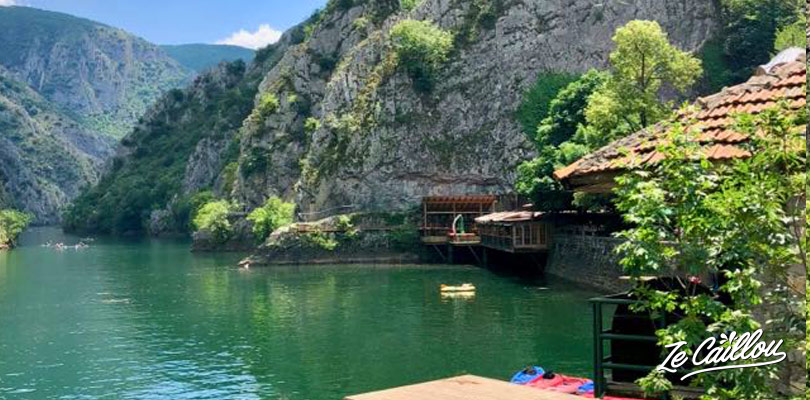 Faire un tour en bateau ou louer un kayak pour visiter le canyon de Matka en Macédoine.