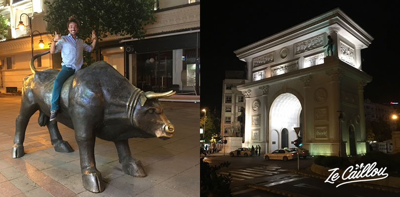 Une reproduction du taureau de wallstreet ou encore de l'arc de triomphe de Paris à Skopje en Macédoine.