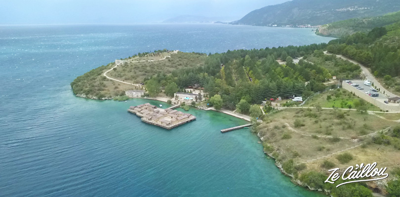 Le musée Bay of Bones sur le bord du lac Orhid pendant notre voyage en van aménagé en Macédoine.