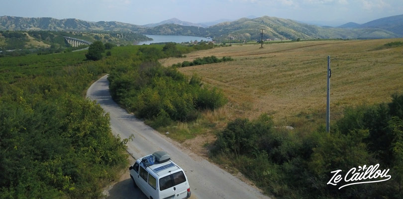 Nous arrivons au lac Mladost, à la fin de notre séjour en République de Macédoine en van.