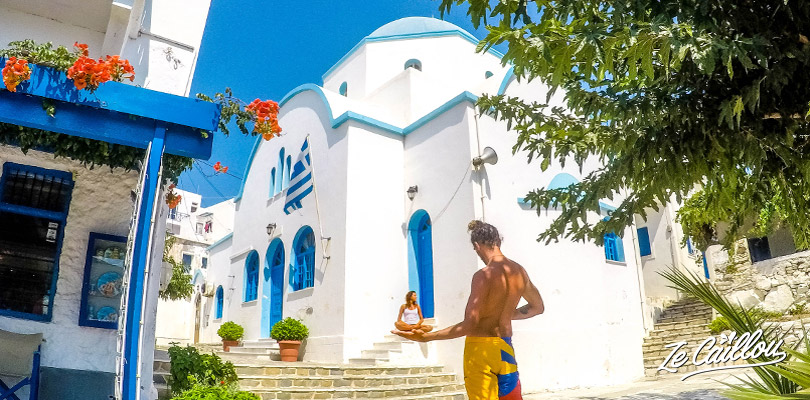 L'église d'Apollonas, ville de front de mer et de surf lors d'un road trip sur une île grecque en van.