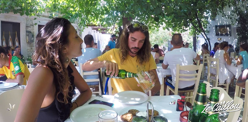Gouter aux spécialités de Grèce comme ici à Halki lors de notre road trip sur Naxos en van.