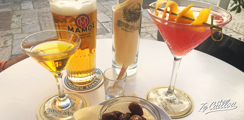 Goûter à l'alcool local et endémique de Naxos, le Kitron, boisson au citron.