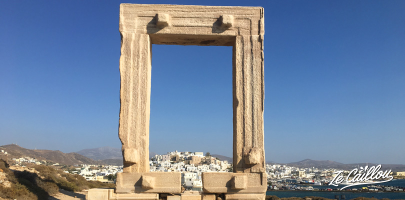La Portara, ou le temple d'Apollon, dans la ville de Naxos sur l'île grecque du même nom.
