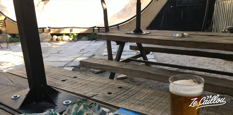 Bar sympa avec une rampe de skate dans le quartier Technopolis à Athènes.